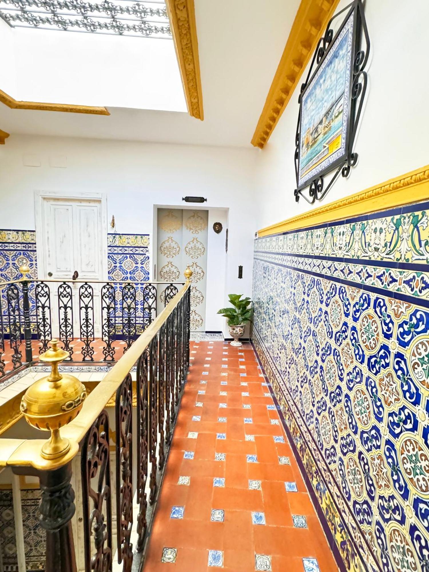 Palace House Hercules - *